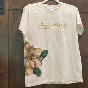 E270 NWOT Majestic Magnolia Bakery Cream Ladies Tee Sz. M
